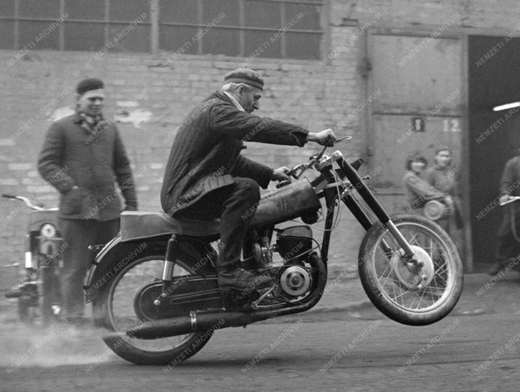 Ipar - Közlekedés - Pannónia motorkerékpár