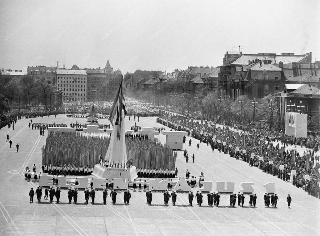 Ünnep - Május elsejei felvonulás Budapesten