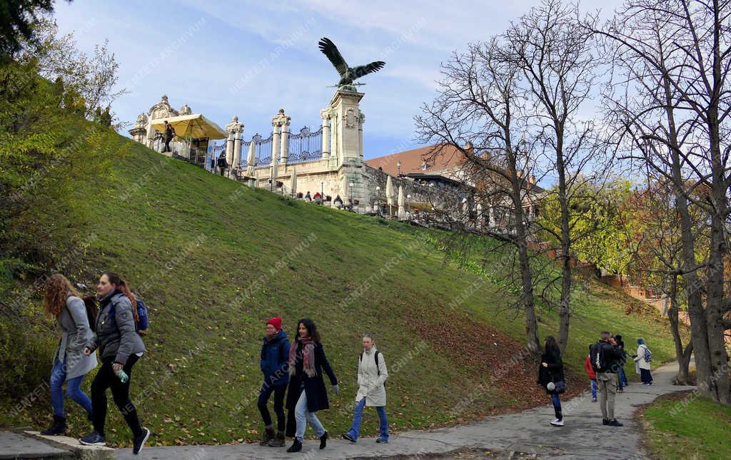 Idegenforgalom - Budapest - Turista fiatalok a Vár-hegy oldalában