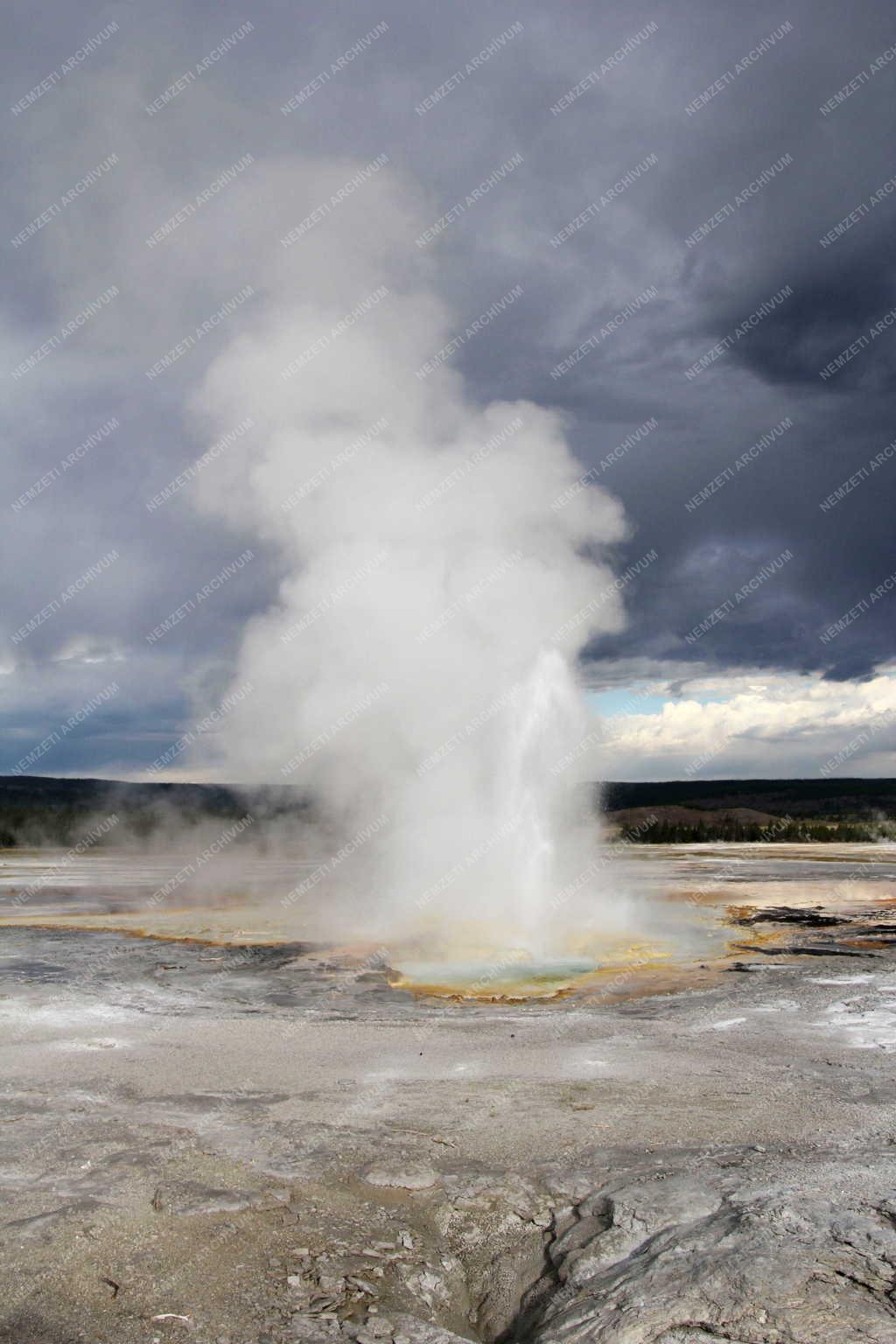 Természet - Gejzír a Yellowstone Nemzeti Parkban