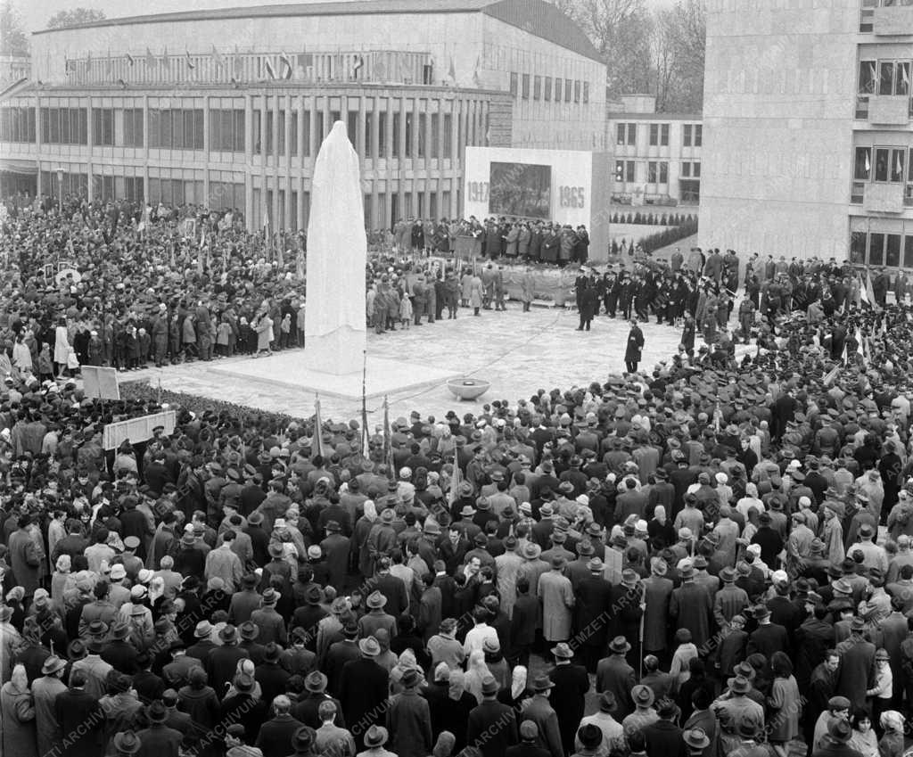 Ünnep - A Nagy Októberi Szocialista Forradalom 48. évfordulója Szombathelyen