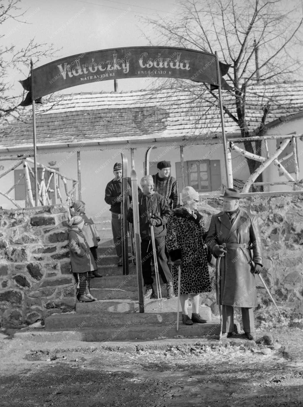 Szabadidő - Kirándulók a Vidróczky Csárdánál Mátraszentistvánon