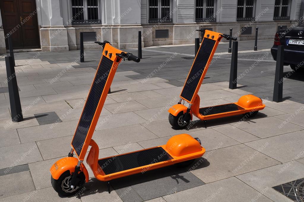 Közlekedés - Budapest - Napelemes e-roller 