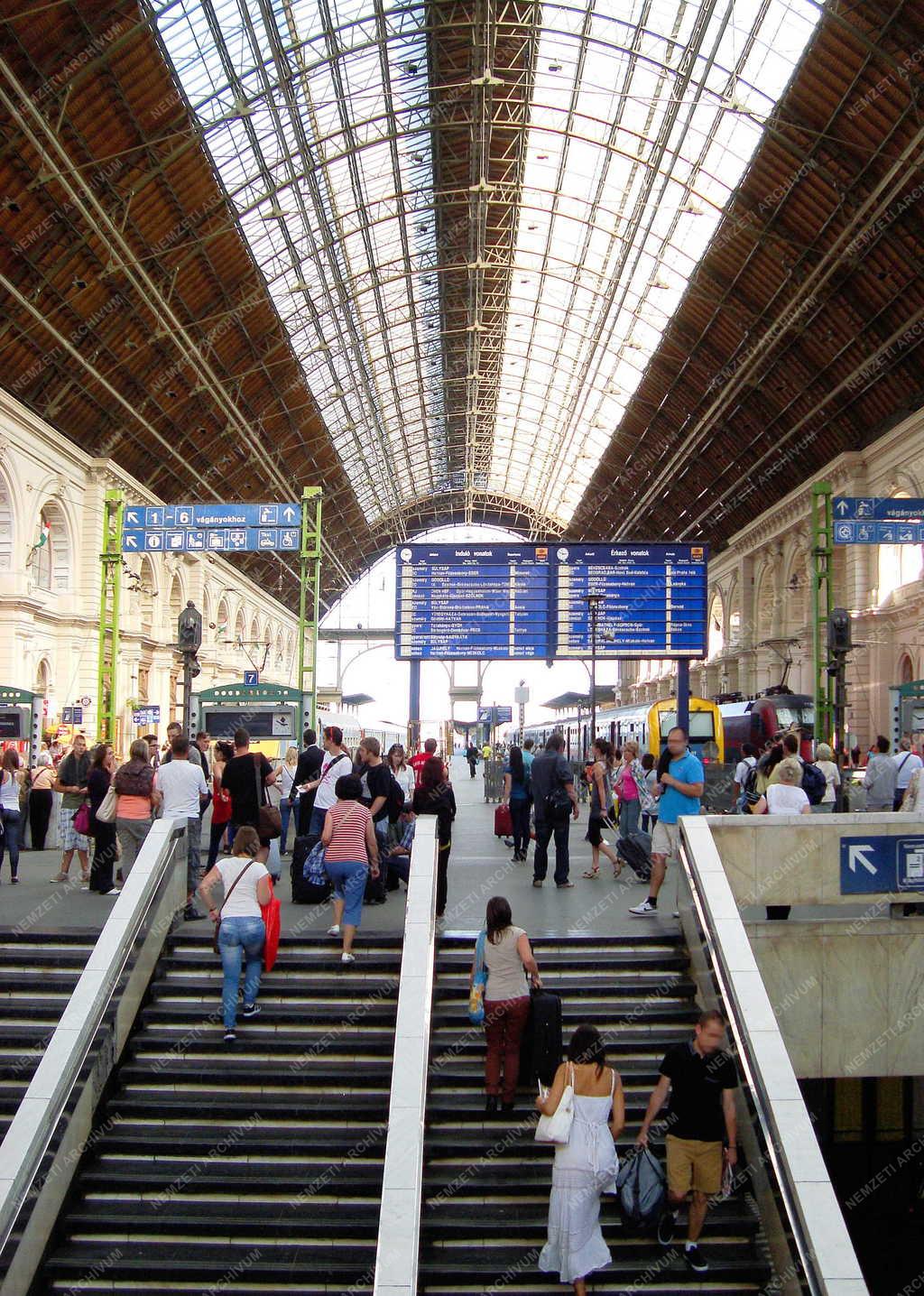 Közlekedés - Budapest - Utasok a Keleti pályaudvaron