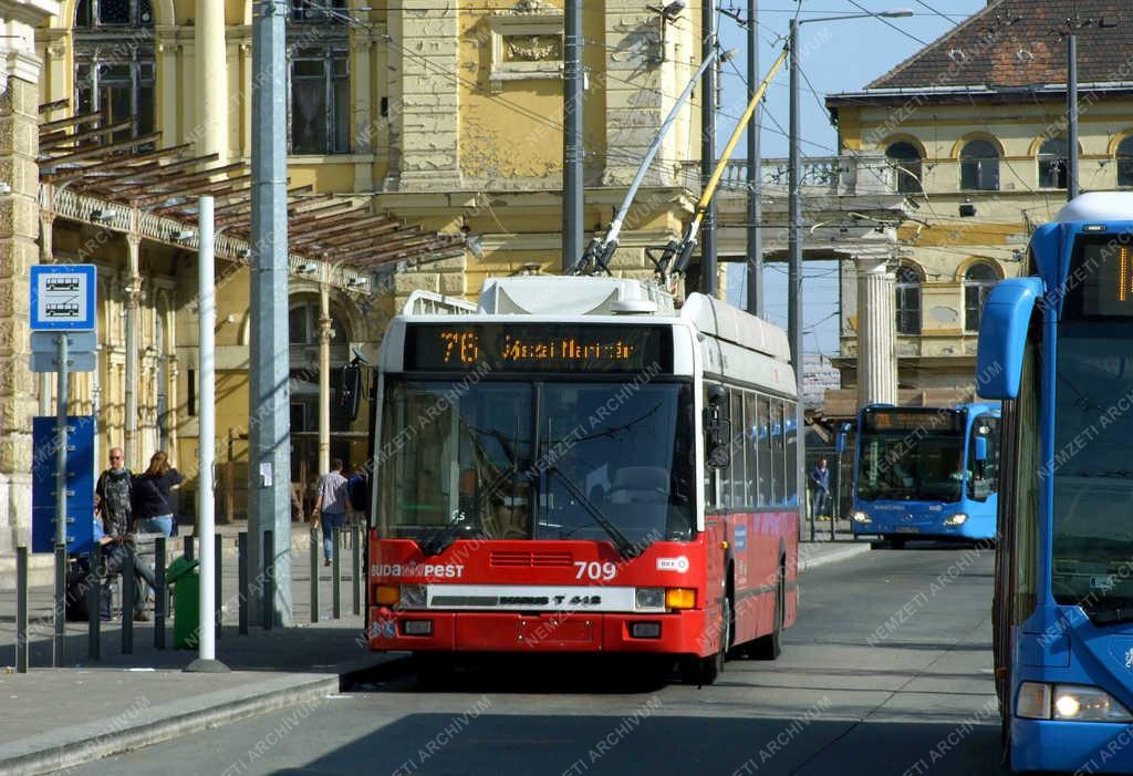 Közlekedés - Budapest - 76-os trolibusz a Kerepesi úti végállomásán