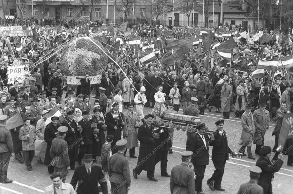 Ünnep - Május elsejei felvonulás Budapesten