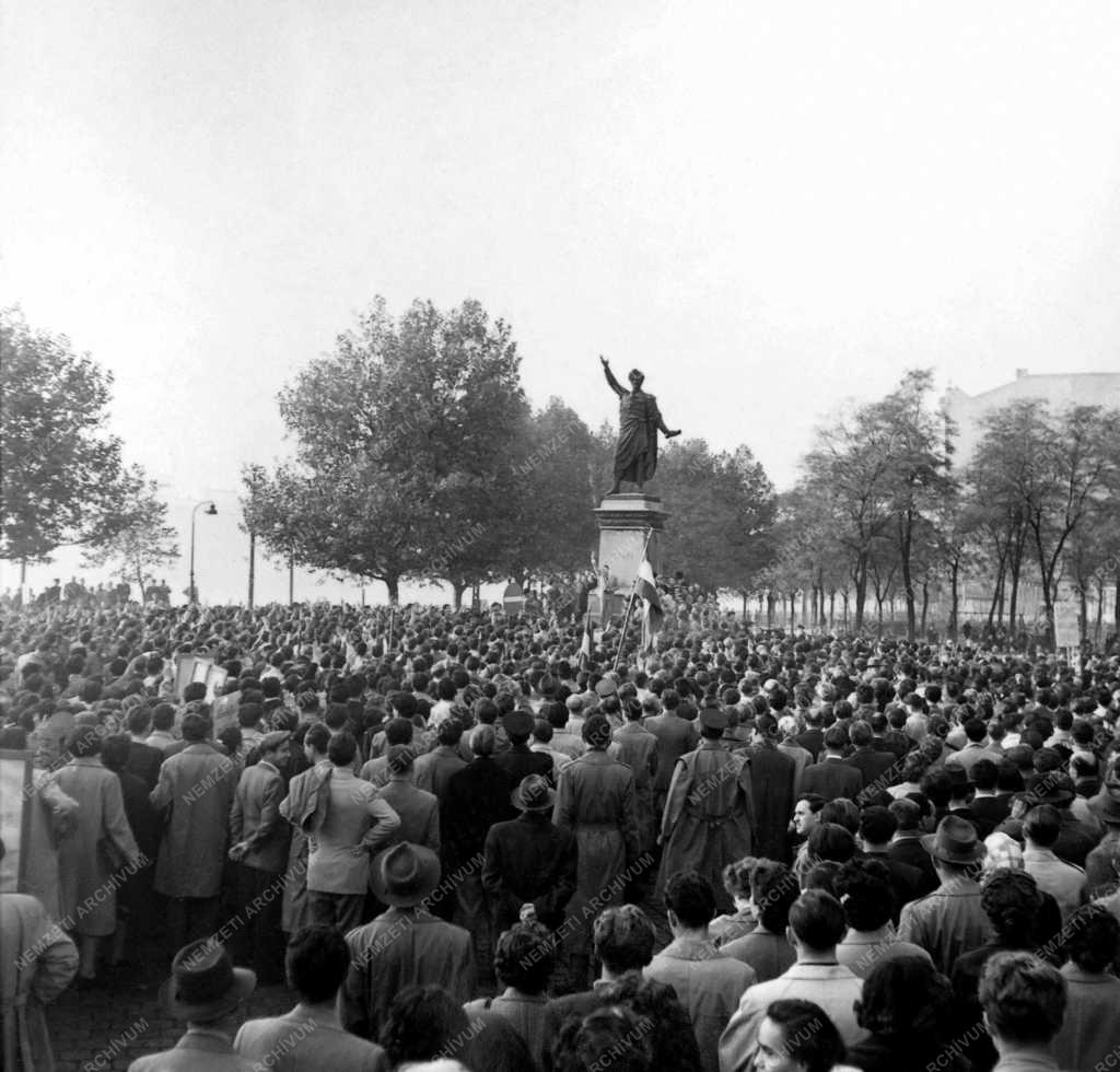 Ötvenhat emléke - Tüntetés a Petőfi-szobornál 