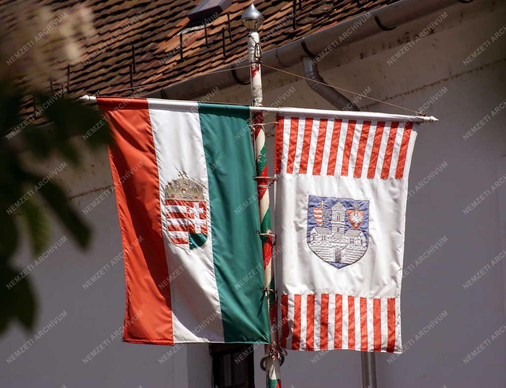 Jelképek - Budapest - Nemzeti és kerületi lobogó