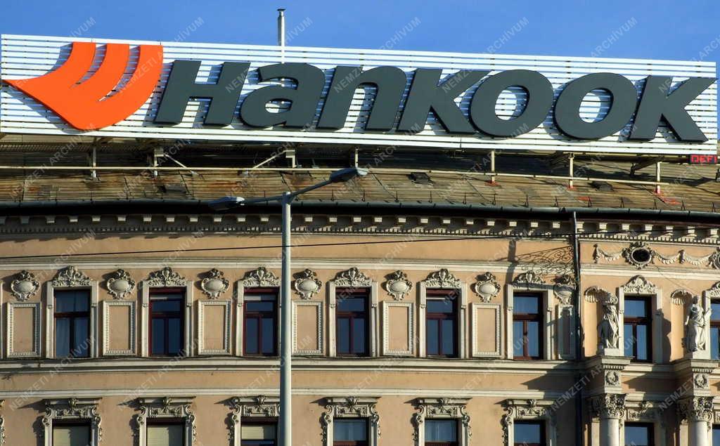 Reklám - Budapest - A Hankook gumiabroncs gyár reklámtáblája