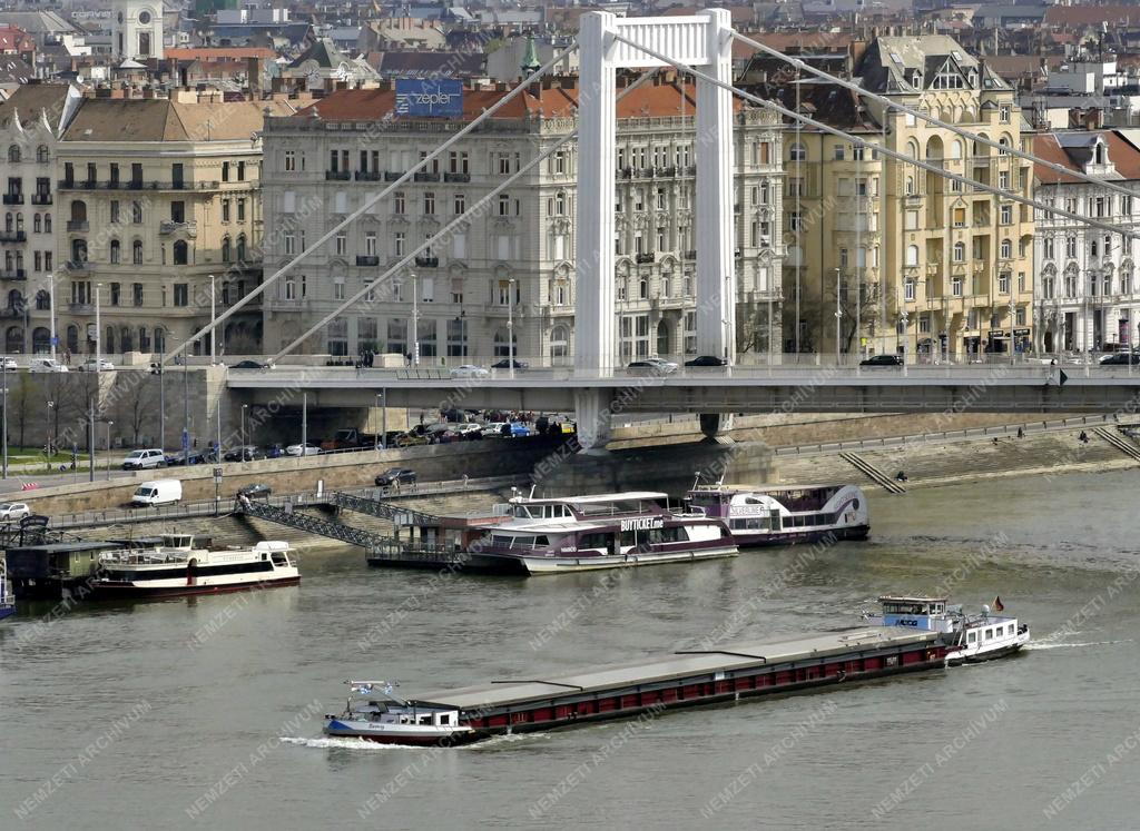 Városkép - Budapest - Uszály a Dunán