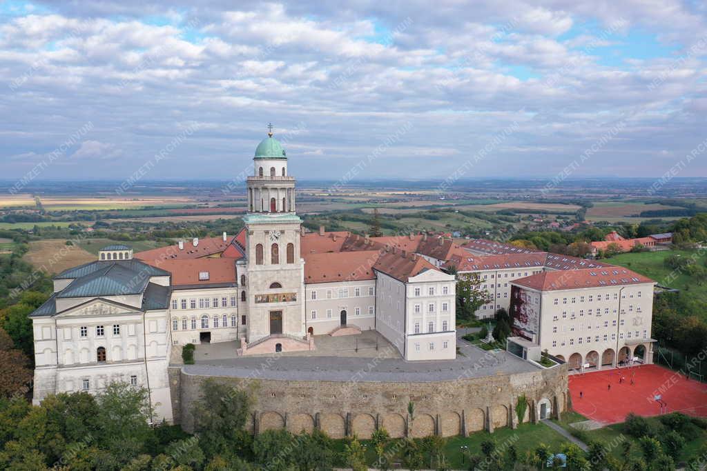 Egyház - A Pannonhalmi Bencés Főapátság