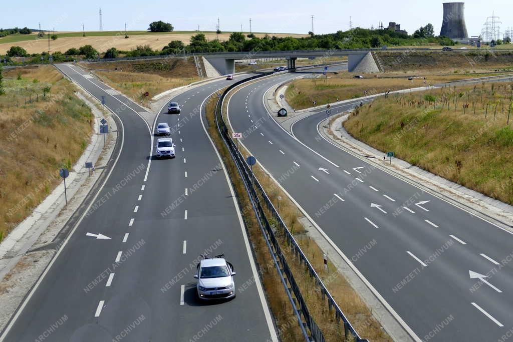 Közlekedés - A 8-as számú főút Várpalotánál