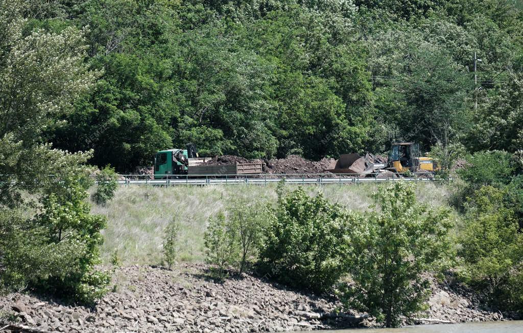 Közlekedés - Nagymaros - Lezárták a 12-es főútat Nagymaros és Zebegény között