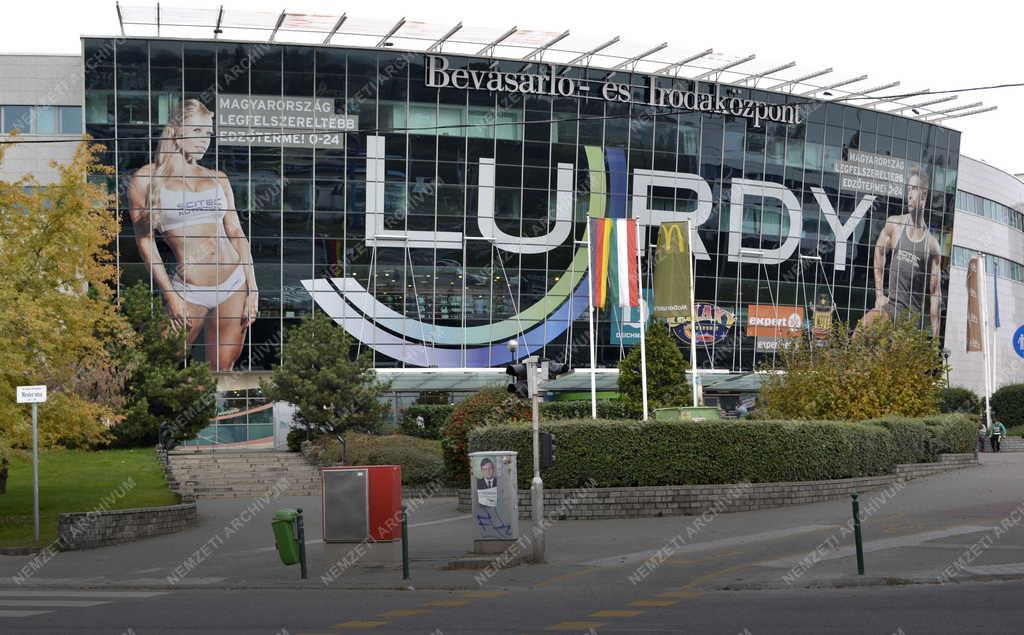 Épület - Budapest - A Lurdy Ház üveg homlokzata