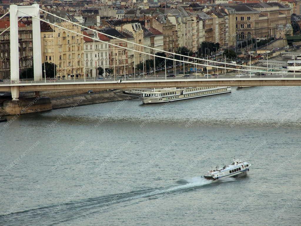 Vízi közlekedés - Budapest - Szárnyashajó a Dunán