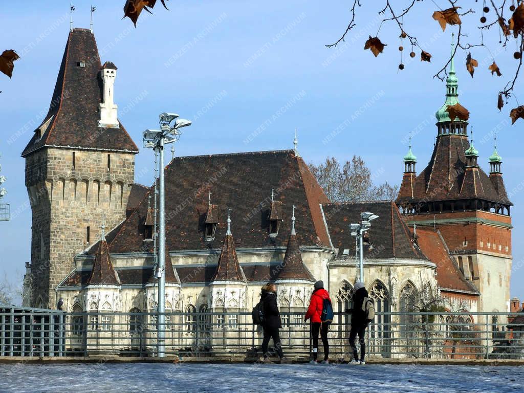 Idegenforgalom - Budapest - Külföldi turisták a Városligetben