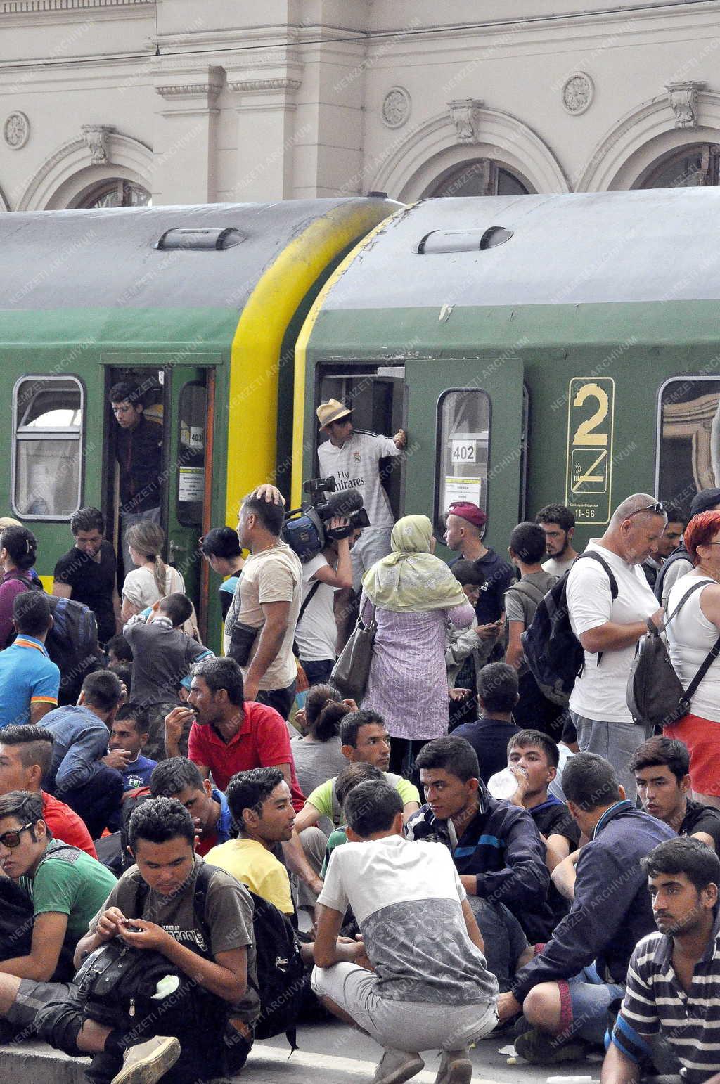 Illegális bevándorlás - Budapest - Migránsok a Keleti pályaudvaron