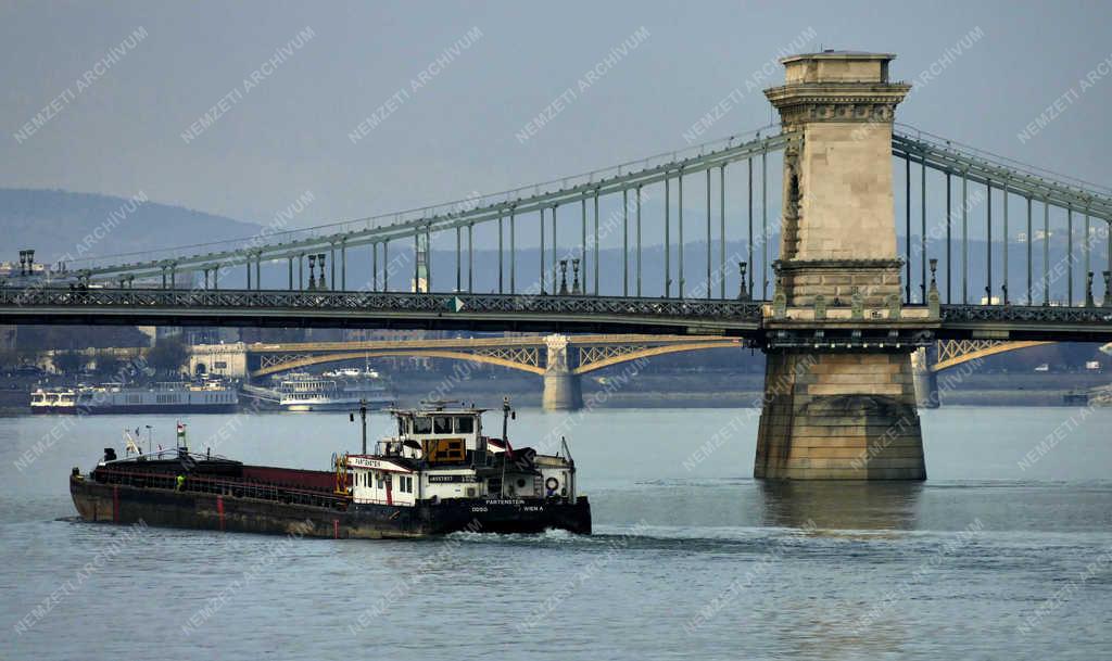 Vízi teherszállítás - Budapest - Osztrák teheruszály a Dunán