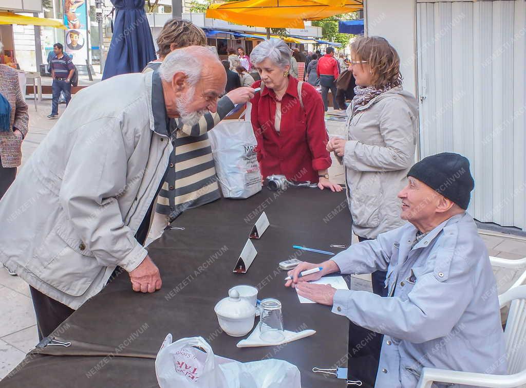 Kultúra - Budapest - Beöthy Tamás atya könyvét dedikálja