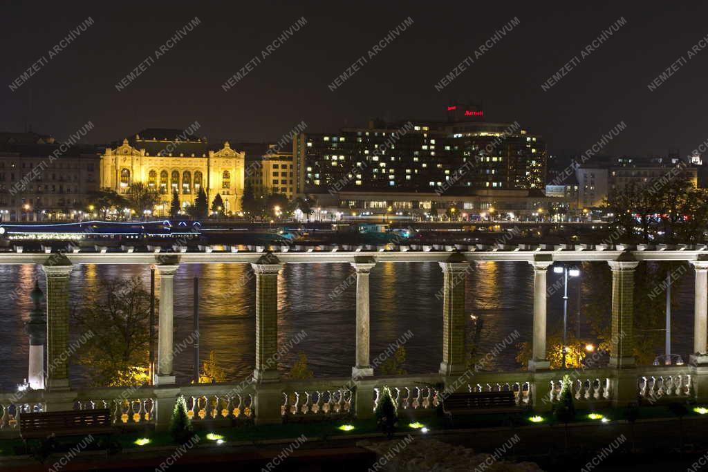 Műemlék - Budapest - A Várkert Bazár esti kivilágításban