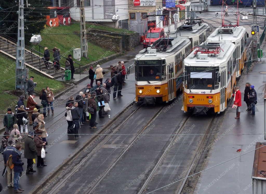 Közlekedés - Villamosra várakozók a Széll Kálmán téren