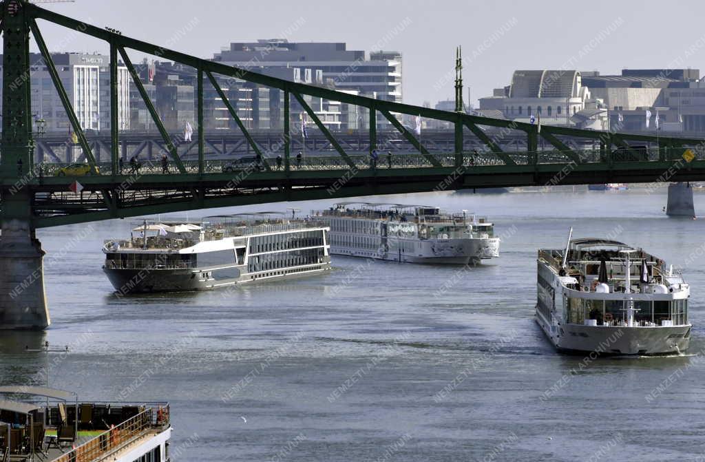 Idegenforgalom - Turistákat szállító külföldi hotelhajók újra a Duna folyón Budapestnél