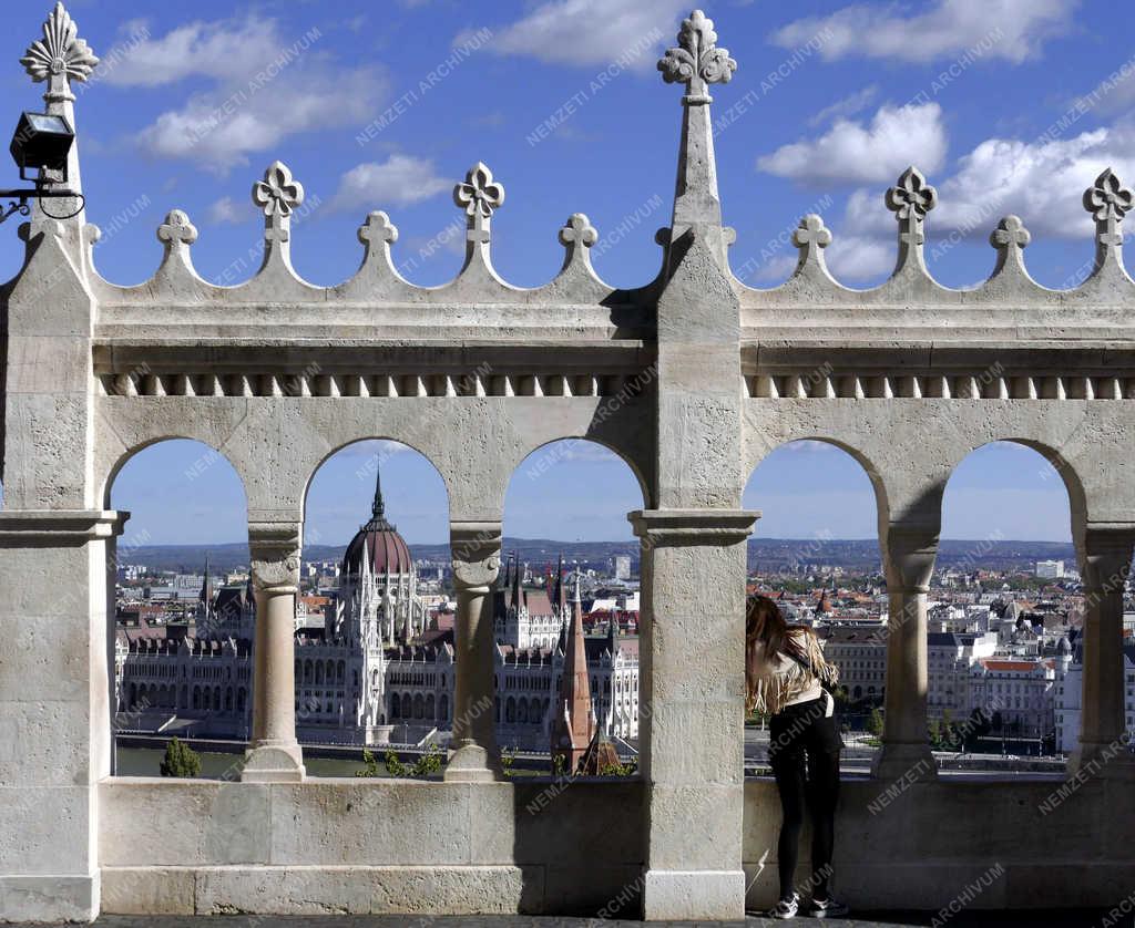 Turizmus - Budapest - Magányos turista a Halászbástyán