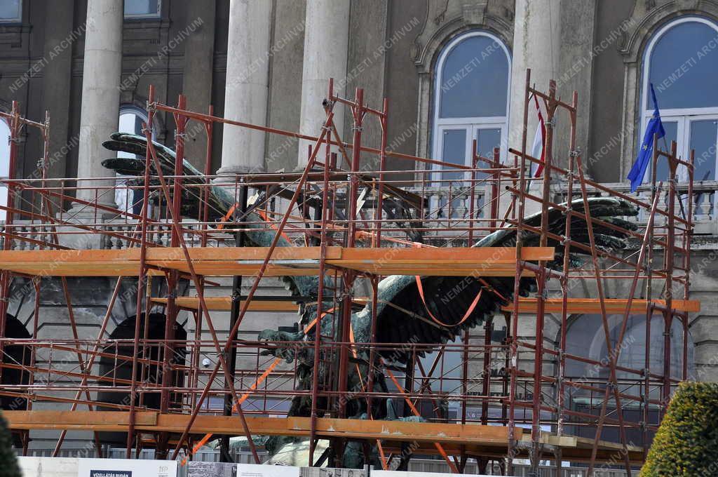 Műemlék - Restaurálják a budavári Turul-szobrot