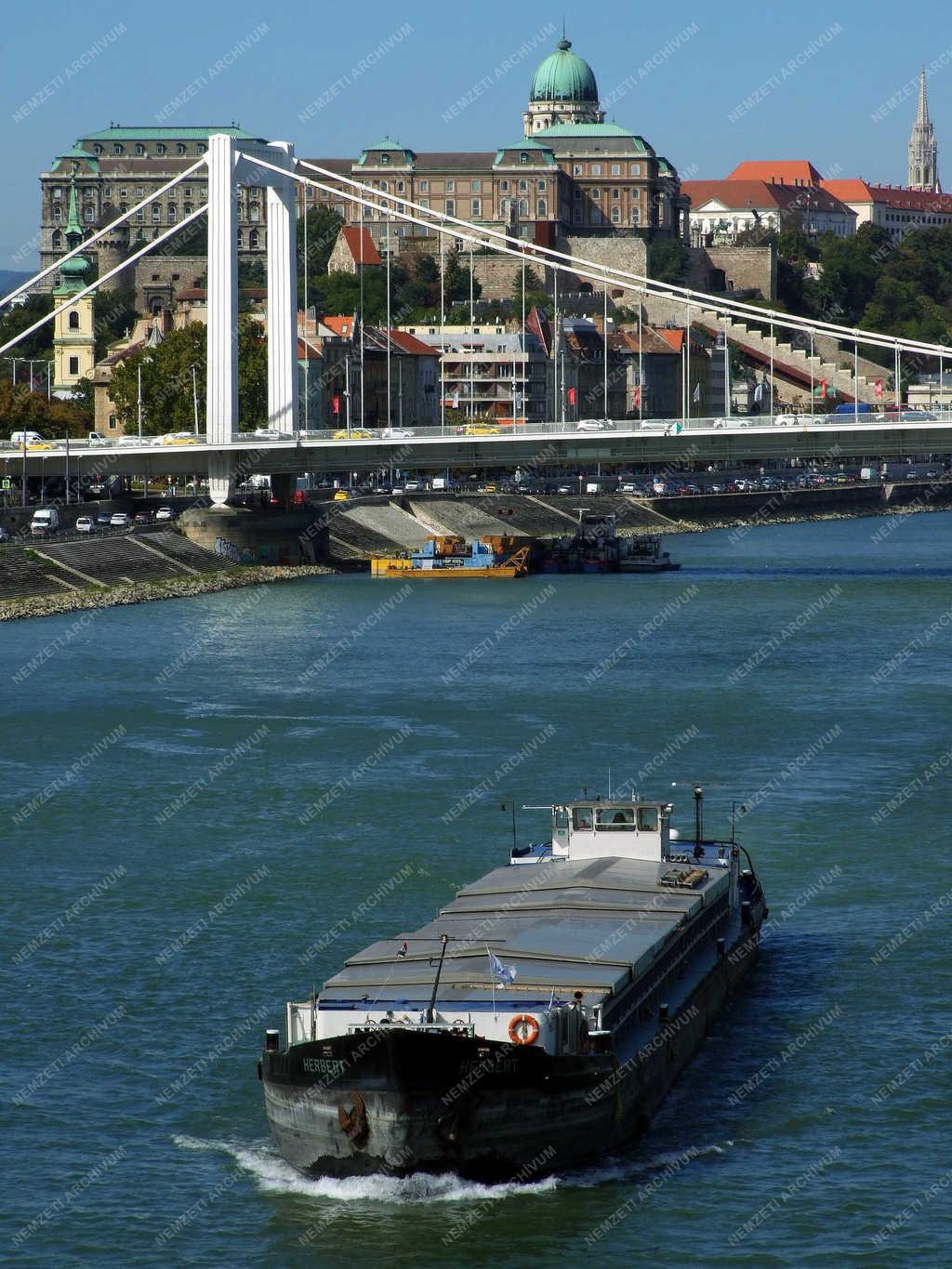 Közlekedés - Budapest - Vízi teherszállítás a Dunán