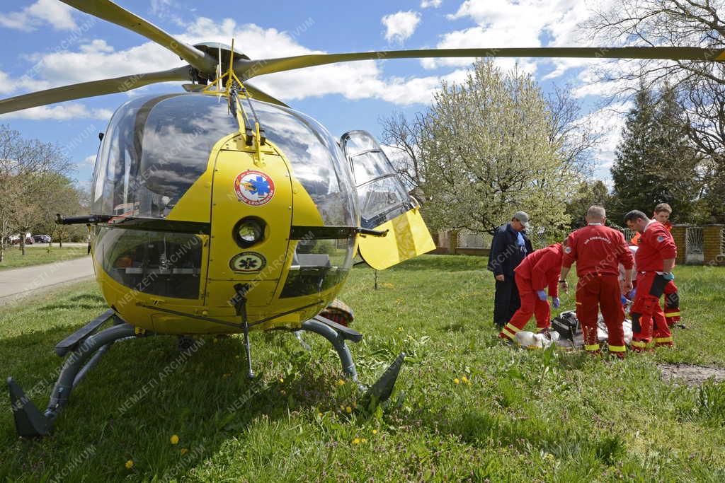 Mentőszolgálat - Vác - Betegszállítás helikopterrel