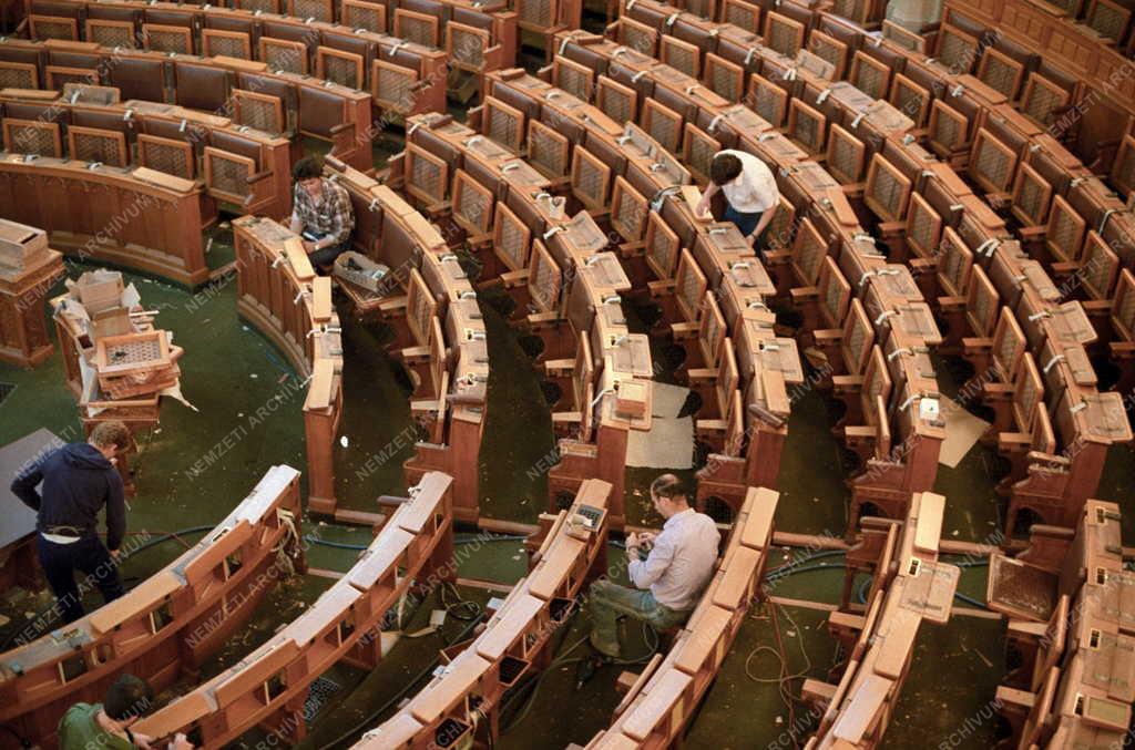 Restaurálás - Felújítják a Parlament üléstermét 