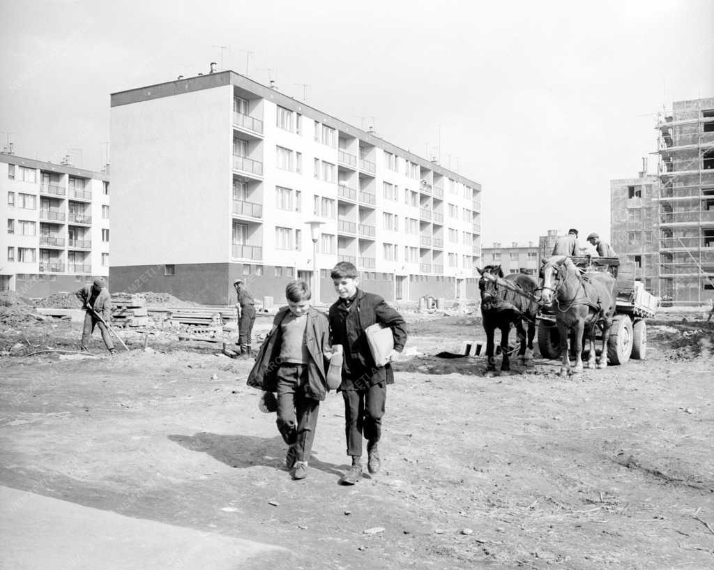 Városkép-életkép - Lakótelep épül Békéscsabán