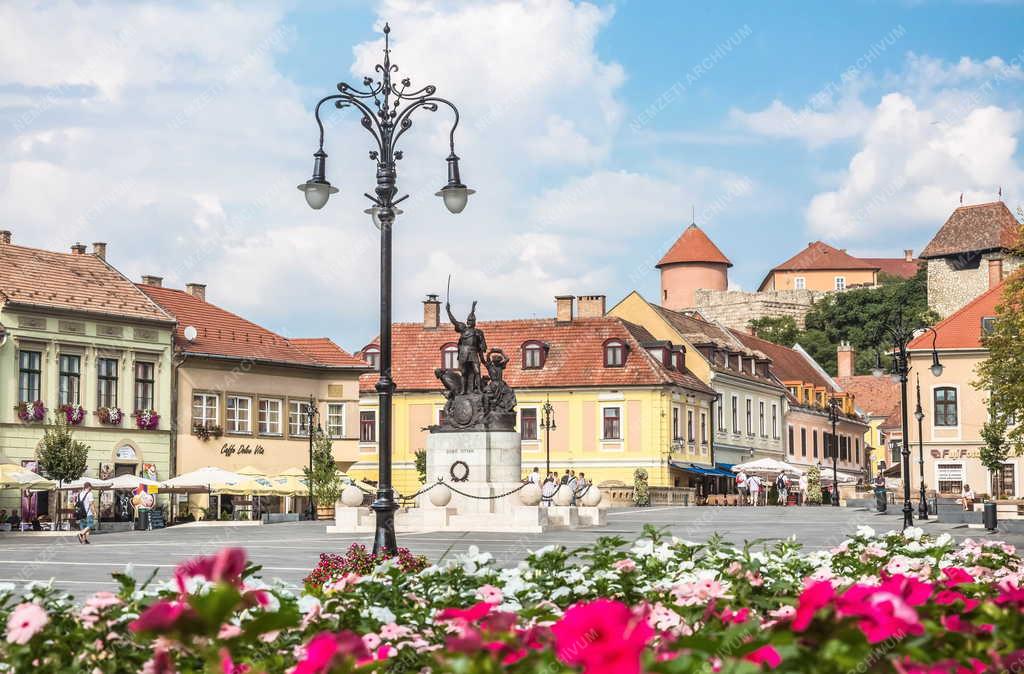 A Dobó István-szoborcsoport Egerben