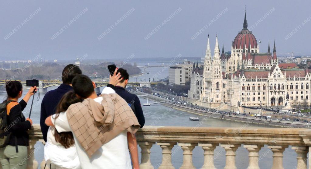 Városkép - Budapest - Turisták a Budai Várban