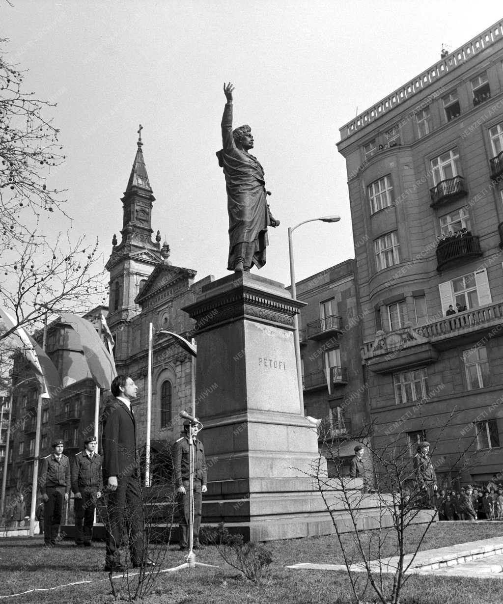 Kultúra - Koszorúzási ünnepség a Petőfi szobornál