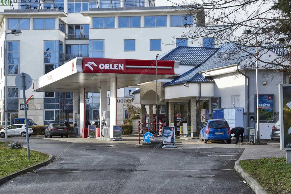 Közlekedés - Energia - Orlen benzinkút a fővárosban