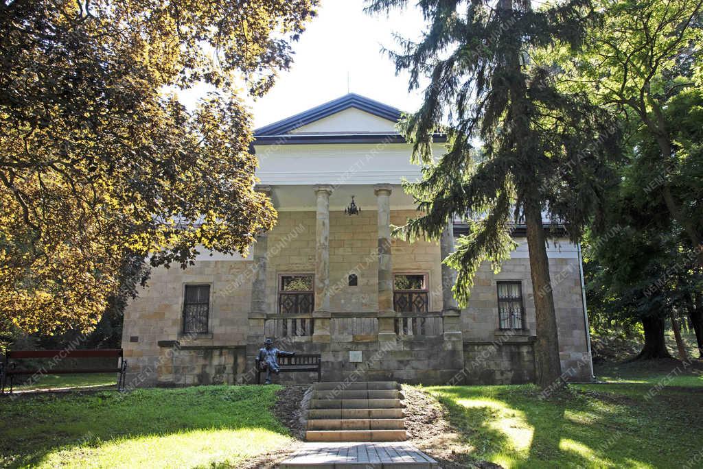 Köztéri szobor - Horpács - Mikszáth Kálmán 