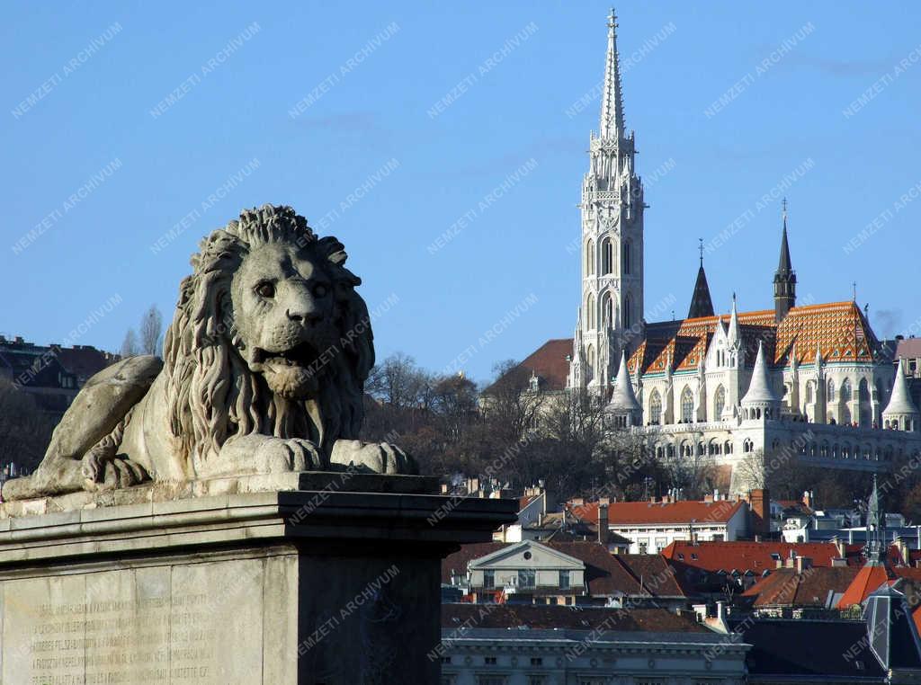 Városkép - Budapest - A Lánchíd egyik kőoroszlánja a Mátyás-templommal