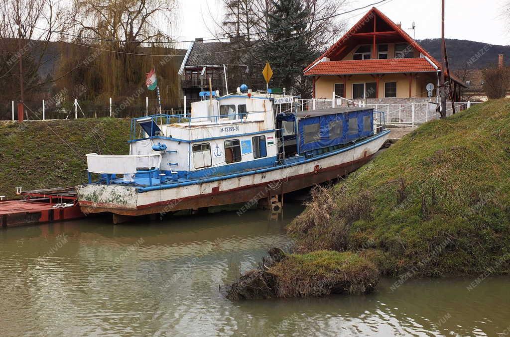 Közlekedés - Nagymaros - Átkelőhajó a Yacht Klub kikötőjében