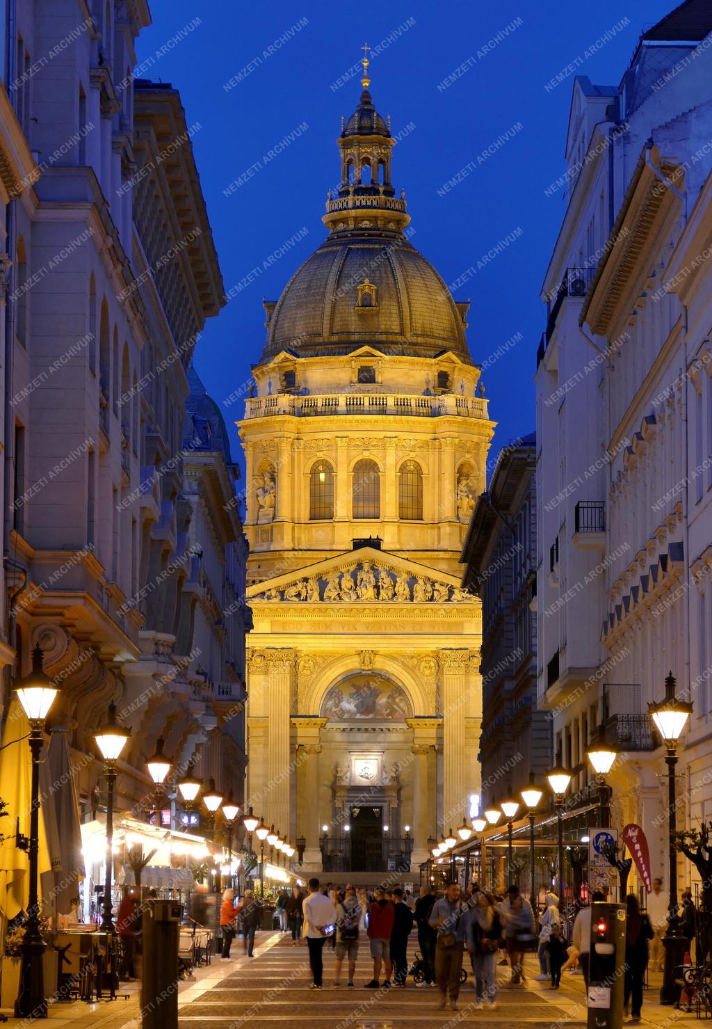 Egyház - Budapest - Kivilágított Szent István-bazilika