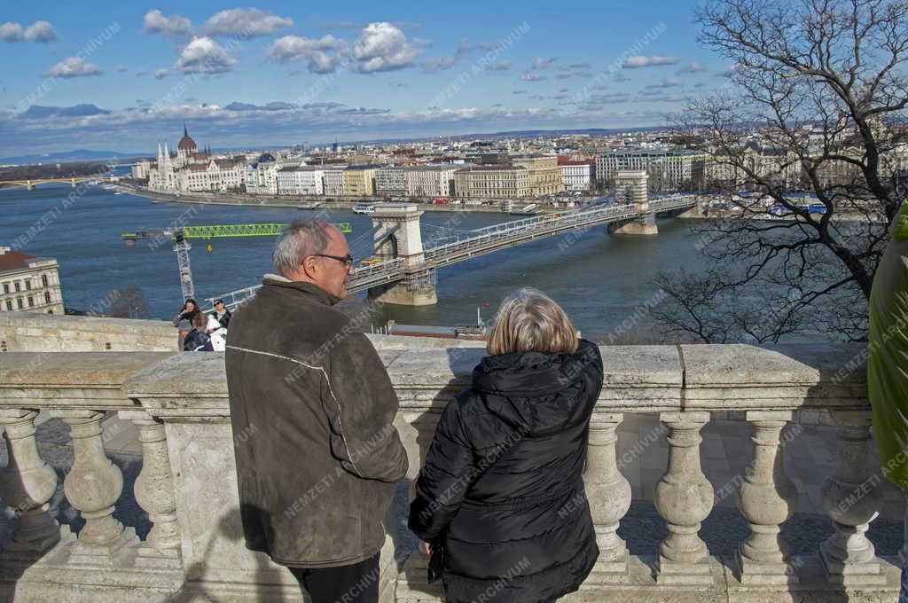 Idegenforgalom - Budapest - Turisták a Budai Várnál