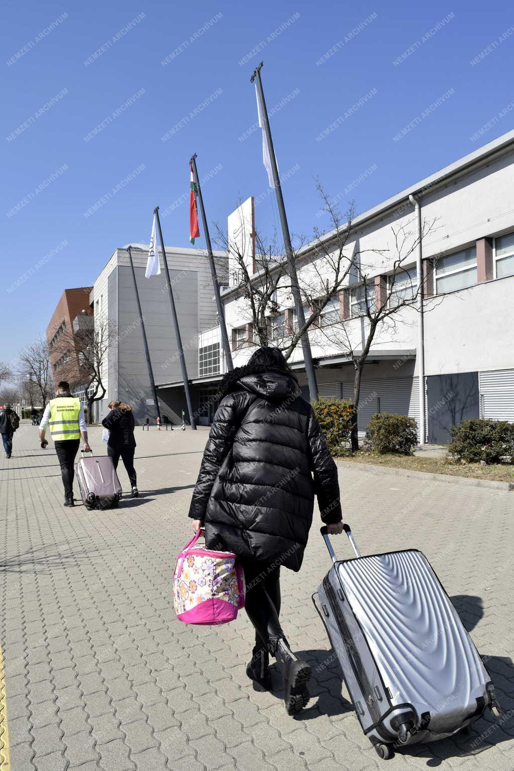 Társadalmi kérdés - Menekültek- Humanitárius tranzitpont nyílt a BOK csarnokban