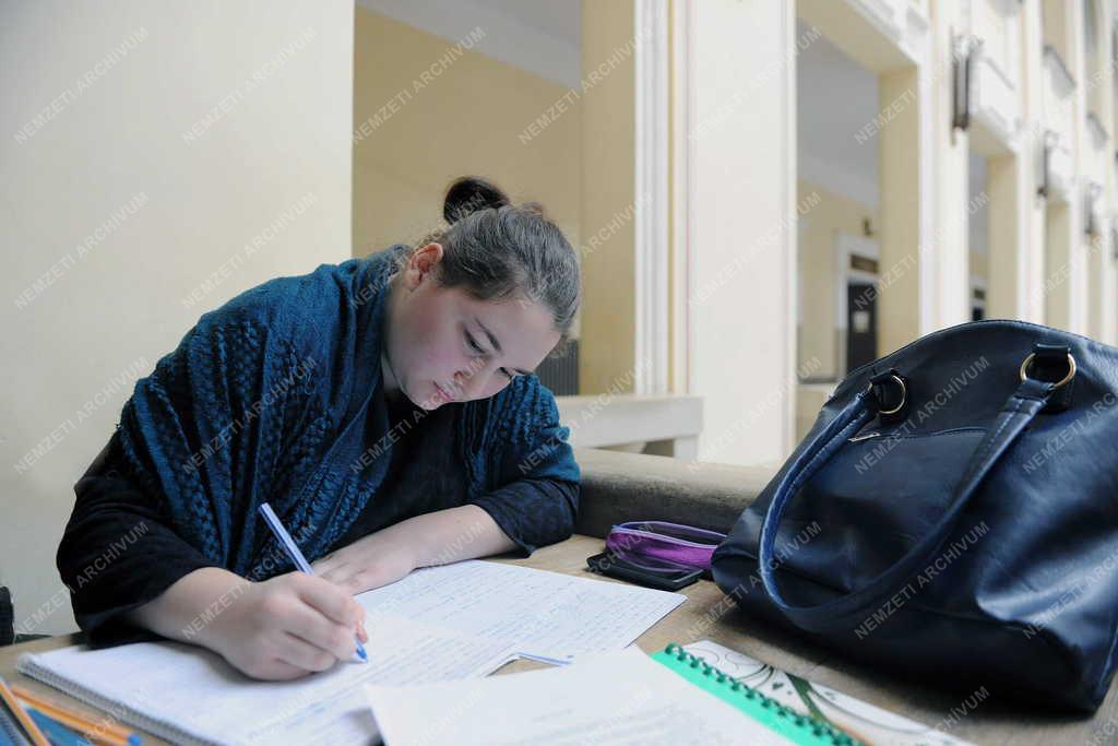 Oktatás - Debrecen - Vizsgaidőszak a Debreceni Egyetemen