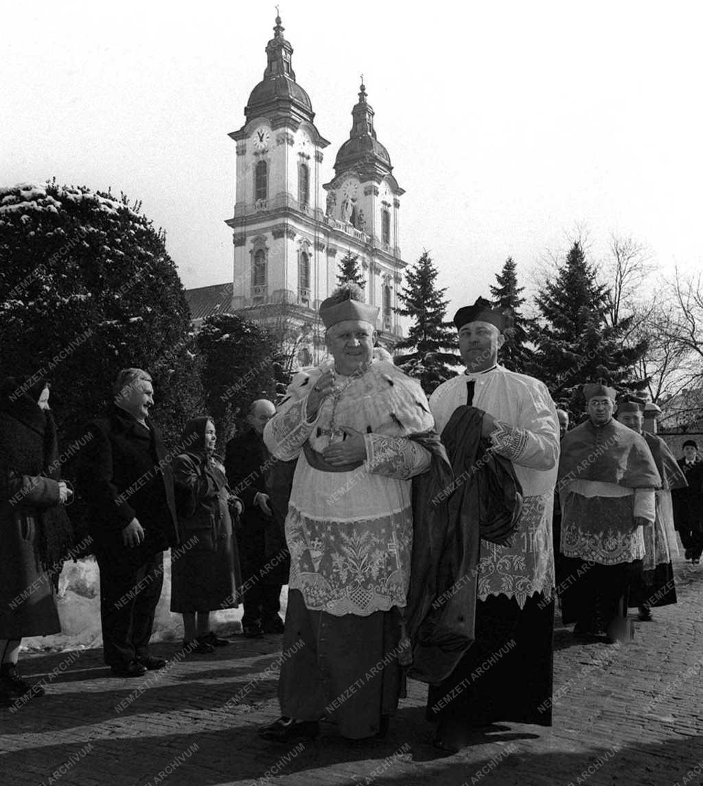 Egyház - Bíboros a kalocsai Nagyboldogasszony-főszékesegyháznál