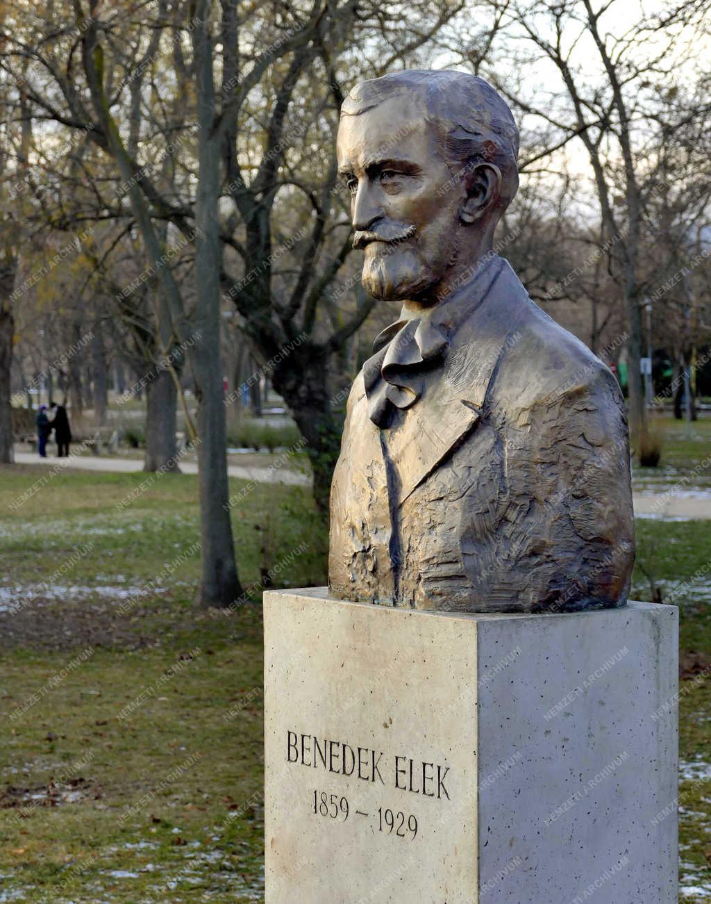 Köztéri szobor - Budapest - Benedek Elek a Városligetben