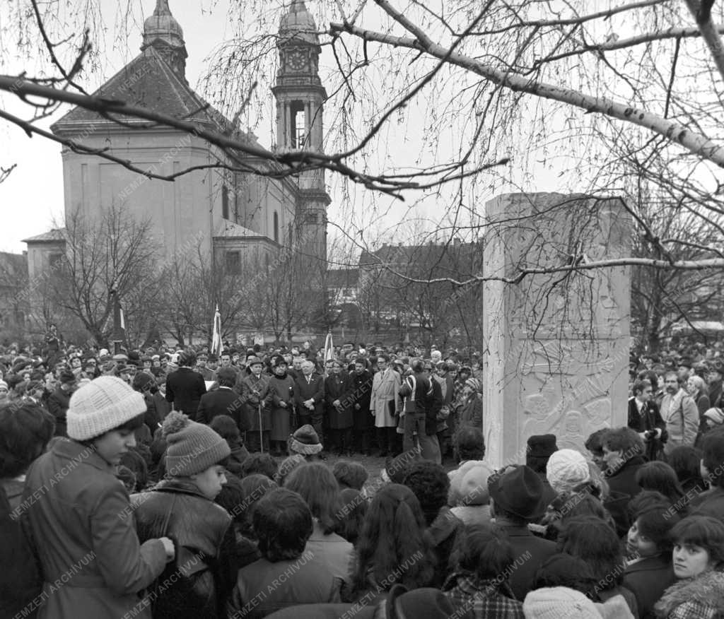 Kultúra - Jókai-emlékművet avattak Pápán