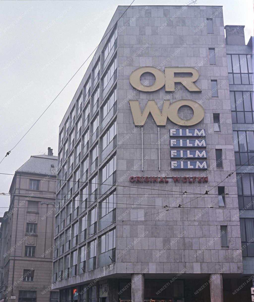 Reklám - ORWO film neonreklám a fővárosban