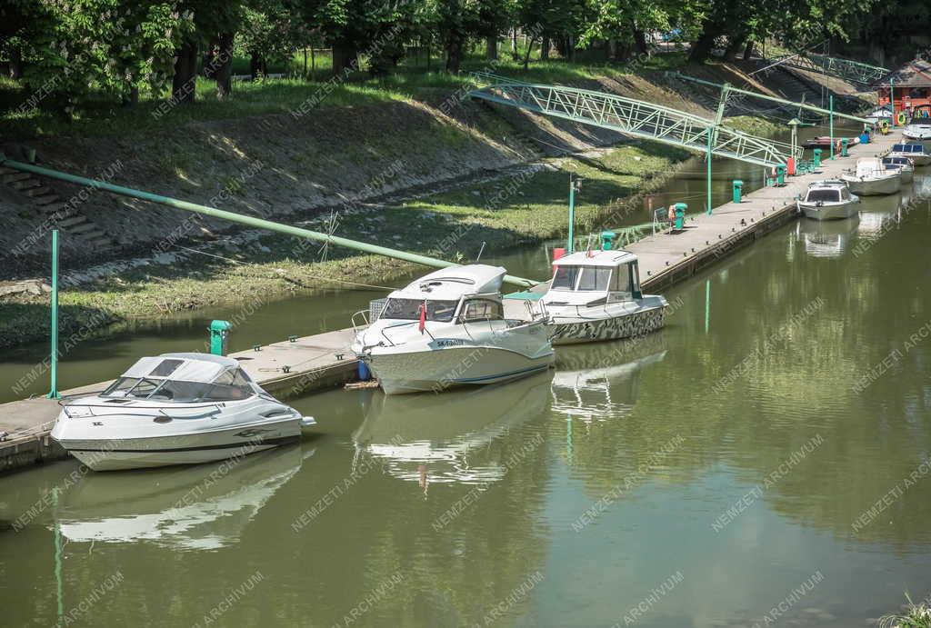 Közlekedés - Esztergom - A Nautica Yacht kikötő 