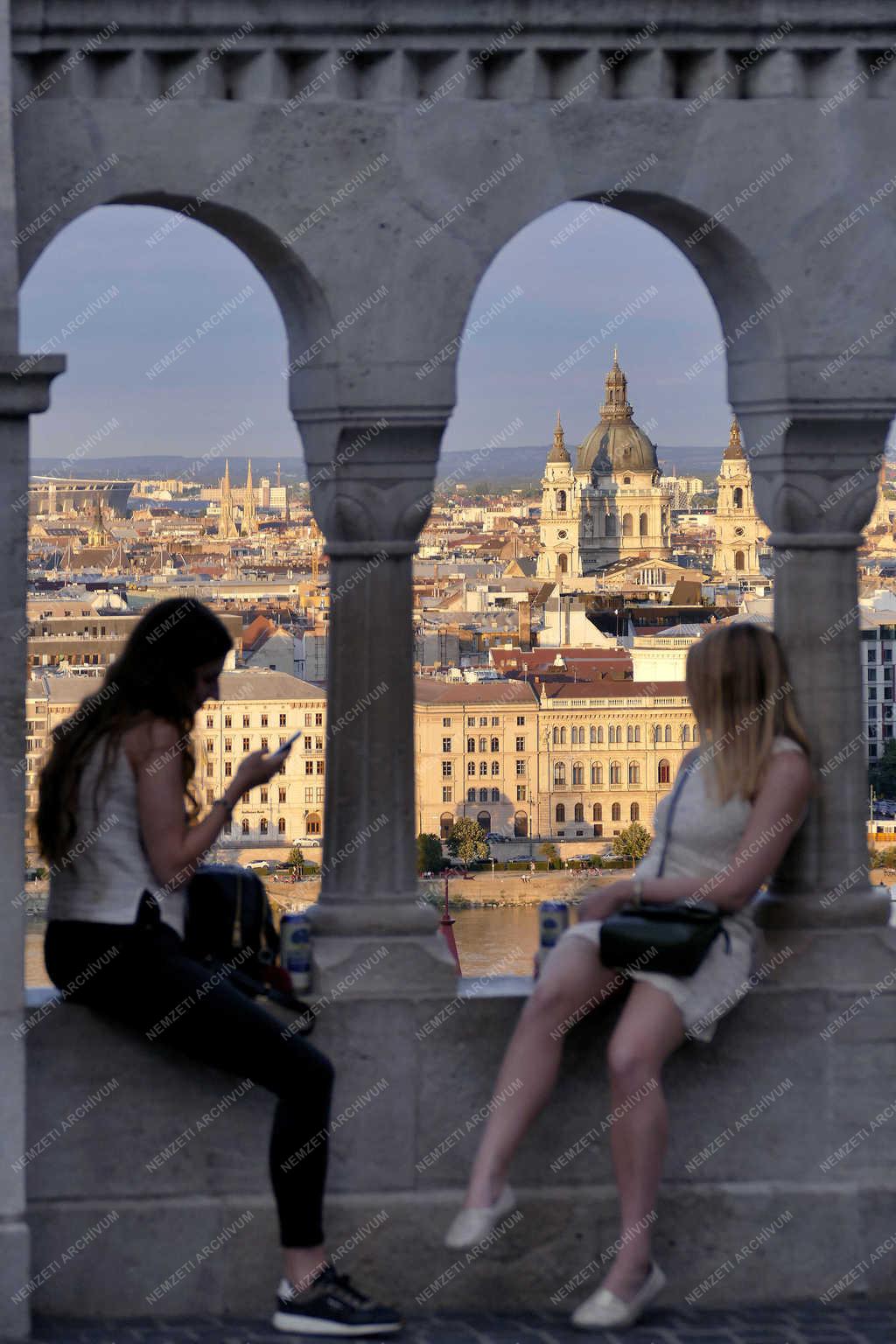 Városkép - Budapest - Turisták a Halászbástyánál
