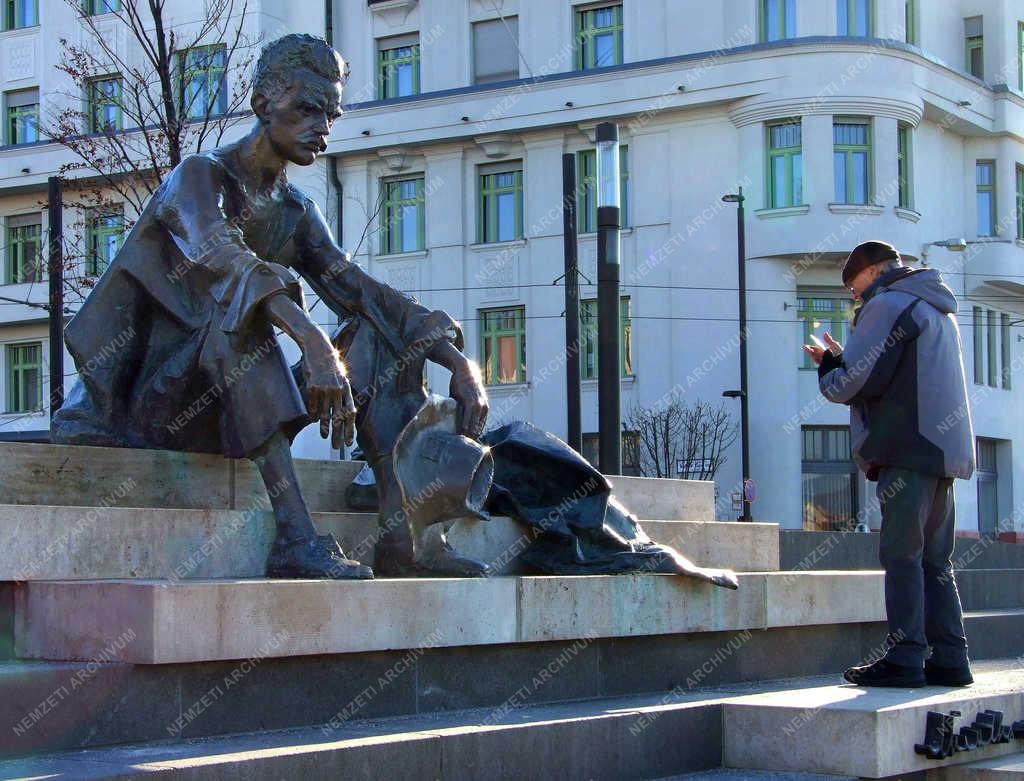 Köztéri szobor - Budapest - József Attila a Duna-parton